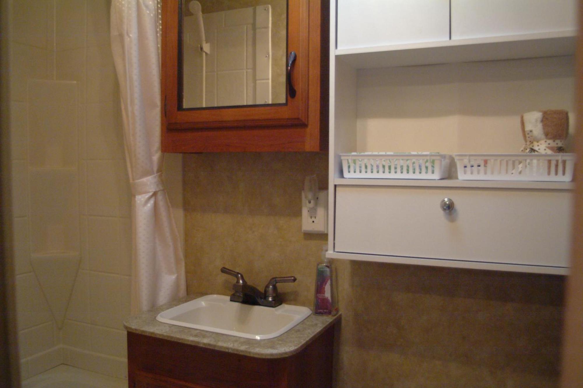 Sea Parrot Ocean View Manor Hotel Indian Brook Room photo